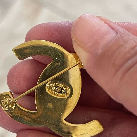 Chanel Vintage Turn Lock Interlocking CC Brooch from 1996. - Picture 3 of 5